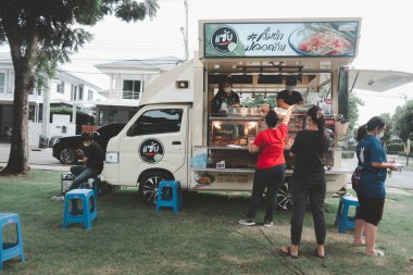 Samutprakan, Tayland - 26 Nisan 2020: İnsanlar yemek kamyonunda yemek yemekten ve biraz yiyecek satmaktan hoşlanıyor