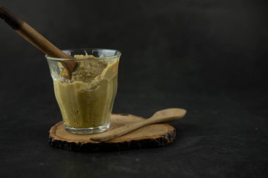 Tayland yemeği olan Yengeç Ong, Tayland 'ın kuzey kesiminde yumurta ile yengeç karışımından yapılan bir yemektir.