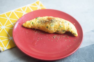 Kırmızı tabakta yumurtalı omlet. Lezzetli ve diyet yiyecekler. Kahvaltıda ya da öğle yemeğinde sağlıklı yemek.