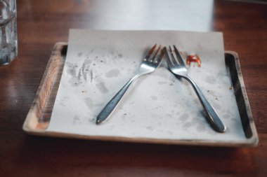 Yemekten sonra tahta tepsi. Yemek saati için görev tamamlandı.