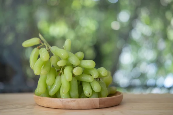 Świeże Owoce Brunch Zielone Winogrona Drewnianym Naczyniu — Zdjęcie stockowe