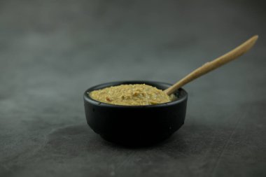 Tayland yemeği olan Yengeç Ong, Tayland 'ın kuzey kesiminde yumurta ile yengeç karışımından yapılan bir yemektir.