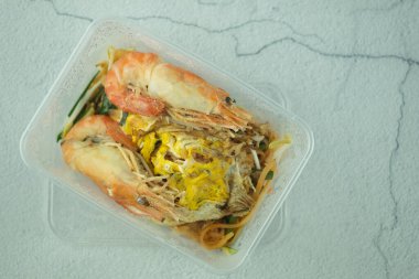 Büyük nehir karidesli Tayland usulü erişte. Tayland eriştesi Tayland 'da çok meşhurdur.