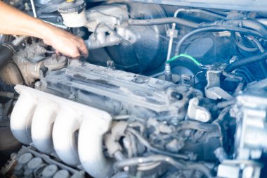 Araba tamiri servisinde çalışan profesyonel bir tamirci. Kapatın. Araç denetimi kavramı