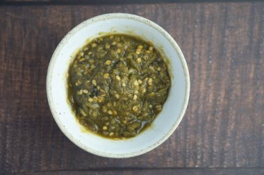 Nam Prik Num (Kuzey Thai Green Chilli Dip) ahşap masada. Tayland yemeği.