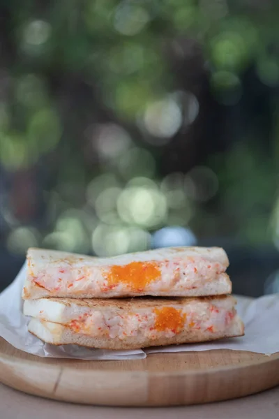 Sandwich Parrilla Relleno Con Mayonesa Mezclada Con Huevo Camarón Para —  Fotos de Stock