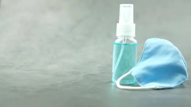 Spray Alkoholu Niebieska Maska Czarnym Tle Celu Ochrony Przed Chorobami — Wideo stockowe