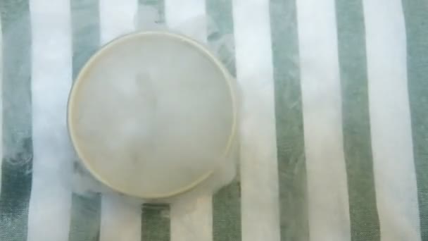 Nahaufnahme Von Eis Rauch Bewegung Über Schüssel Mit Trockeneis Wasser — Stockvideo