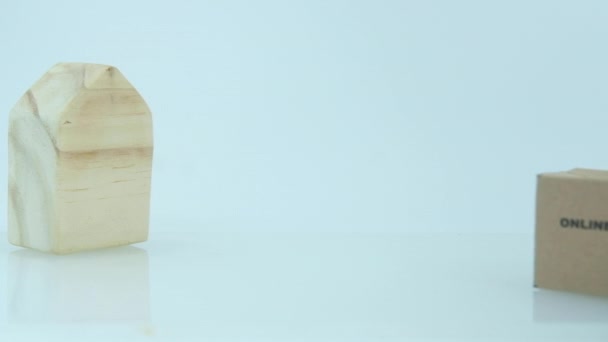 Człowiek Strony Miniaturowe Brązowe Pudełko Wysłane Pudełko Zakupy Online Domu — Wideo stockowe