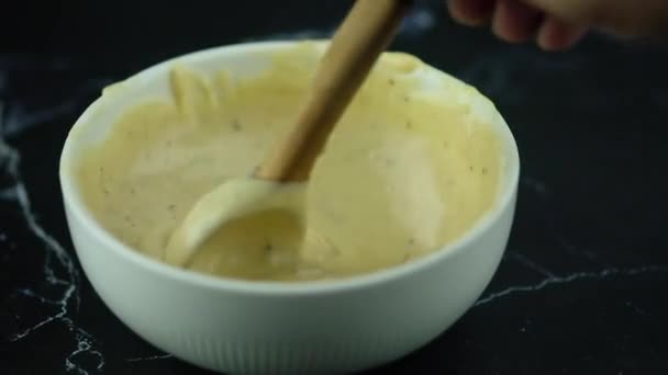 Misturando Molho Salada Tigela — Vídeo de Stock
