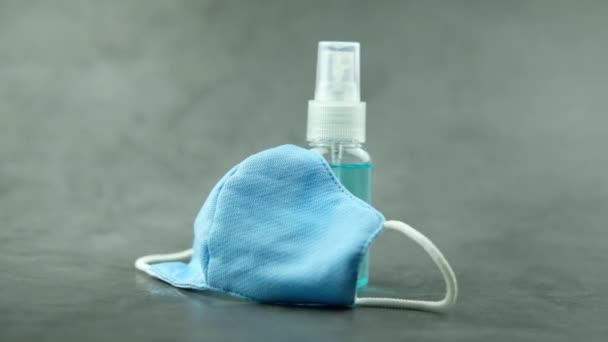 Aplicando Spray Álcool Partir Frasco Plástico Para Evitar Propagação Germes — Vídeo de Stock
