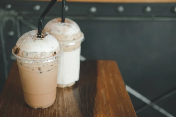 Zwei Plastikbecher Eiskaffee Auf Holztisch Café — Stockfoto