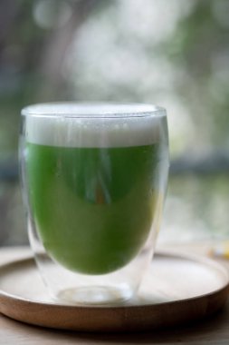 Süt köpüklü buzlu yeşil çay. Lezzetli gevşetici içecek ve besleyici faydaları var.