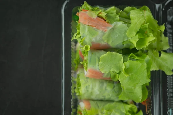 Σαλάτα Ρολό Λαχανικών Τυλιγμένο Αλεύρι Σάλτσα Σαλάτας Διαφανές Πλαστικό Κουτί — Φωτογραφία Αρχείου