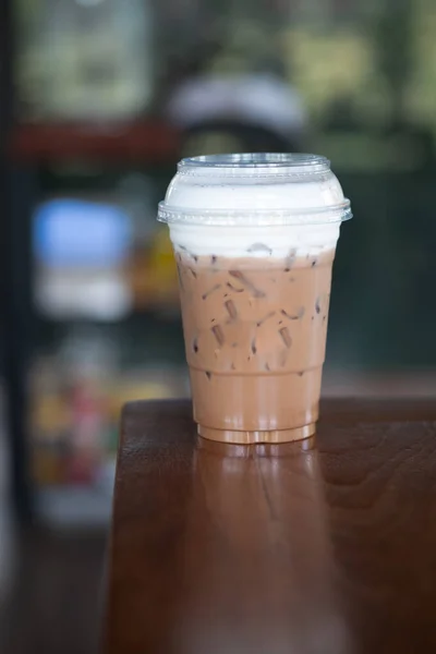 Iced Mokka Koffie Met Melkschuim Top Een Plastic Glas — Stockfoto