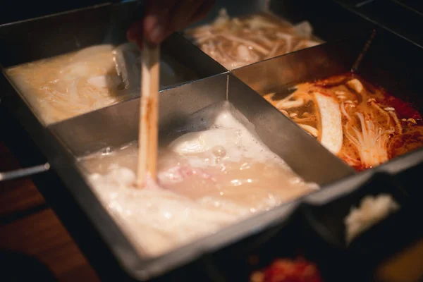 Shabu Hot Pot Mit Vier Verschiedenen Suppen Nahaufnahme — Stockfoto