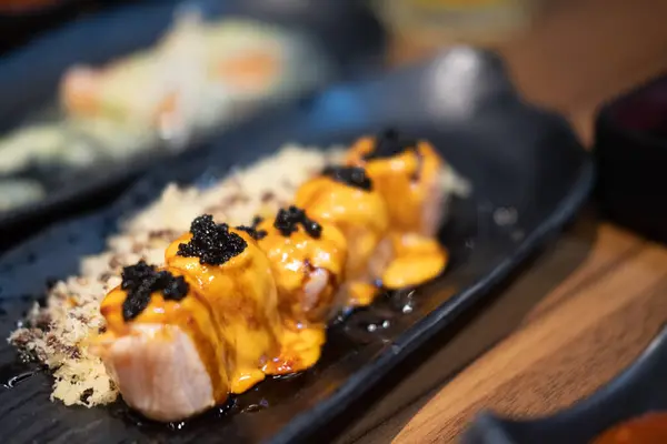 Rolă Somon Sushi Farfurie Neagră Mâncare Japoneză — Fotografie, imagine de stoc