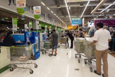 Samut Prakan, Tayland - 3 Mayıs 2020: İnsanlar Big C Extra Mega Banga 'dan alkol satın alıyor ve bundan sonra devlet Tayland' da koronavirüs covid-19 salgını sırasında alkol satışına izin vermiyor.