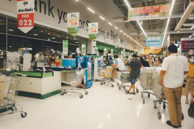 Samut Prakan, Tayland - 3 Mayıs 2020: Büyük C Extra Mega Banga. Tayland hükümeti, Nisan 2020 'de Coronavirus covid-19 salgını sırasında alkol satışının yasaklandığını duyurduktan sonra alkol satılmasına izin verdi.