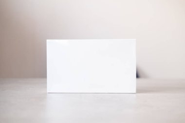 Masadaki boş karton kutuyu kapat