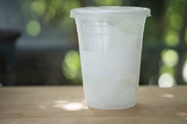 Ahşap masada buzlu plastik cam. Rahatlama ve yaşam tarzı