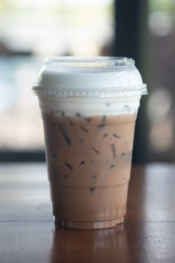 Süt köpüklü buzlu moka kahvesi. Plastik bardakta.