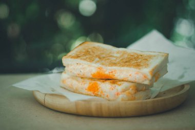 Tahta tabakta karides yumurtasıyla mayonezli sandviç.