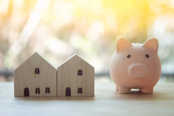 Närbild Trä Hem Och Spargris Bank Träbord Mot Naturen Bakgrund — Stockfoto