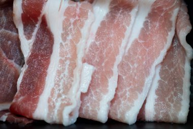 Pişirmeye hazır taze çiğ domuz pastırması. Üst görünüm