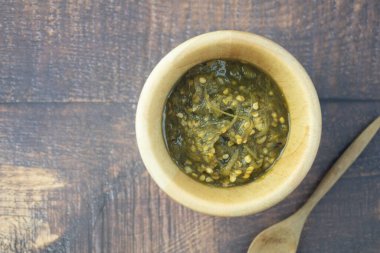 Nam Prik Num (Kuzey Tayland Yeşil Chili Dip) ahşap kasede