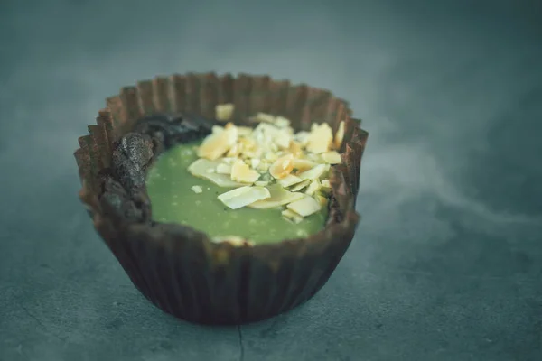 Torta Chocolate Com Chá Verde Matcha Cima Fundo Preto — Fotografia de Stock