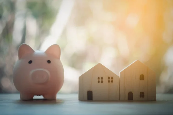 Närbild Trä Hem Och Spargris Bank Träbord Mot Naturen Bakgrund — Stockfoto