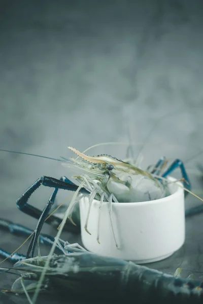 Udang Segar Dalam Mangkuk Untuk Memasak Latar Belakang Gelap — Stok Foto