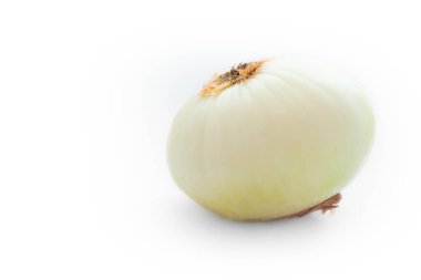 Taze çiğ soğan beyaz arka planda izole edilmiş.