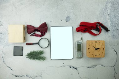 Düz konum ve üst görünüm, erkek aksesuarları ve temel seyahat ögeleri beyaz arkaplan üzerinde metin veya nesne için yer ile