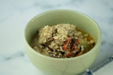 Tao Jiaw Lone (Hindistan cevizi sütü ile doğranmış yengeç ve domuz eti ile Herbed soya fasulyesi). Tayland tarzı yemek.