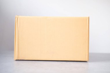 Masadaki kahverengi karton kutu. Paket teslim kavramı