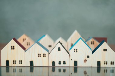 Minyatür ahşap köy. Şehirdeki mimari kavramı. Uygun fiyatlı konutlar. Yeni binaların inşaatı.