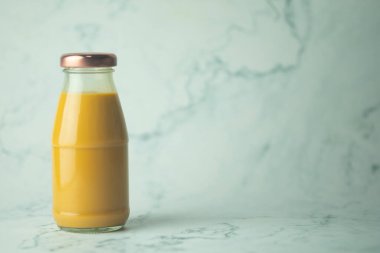 Mermer zeminli, retro cam şişede Tayland sütü çayı. İçki ve içecek konsepti.