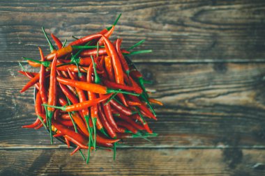 Ahşap arka planda kırmızı kırmızı kırmızı biber grubu