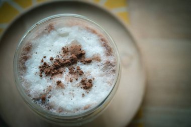 Çin tozu ile kaplanmış beyaz krema köpüğü.