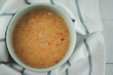 Lezzetli ve lezzetli biberli, kasede yumurta yengeci. Tayland tarzı yemek.