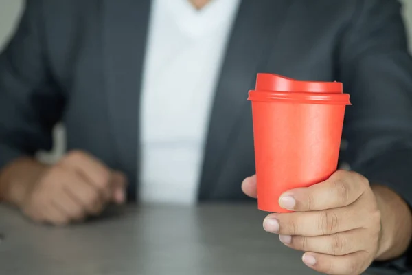 Bonito Homem Negócios Terno Mostrar Copo Papel Vermelho Café Quente — Fotografia de Stock