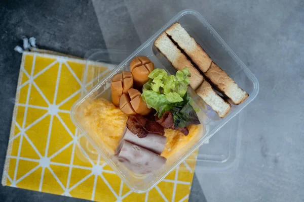 健康的早餐 有煎蛋卷 香肠和蔬菜 早餐套餐盒 — 图库照片