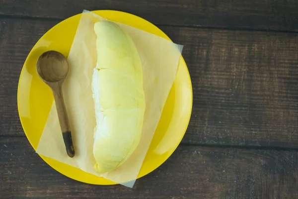 Durian Matang Dan Segar Piring Kuning Atas Meja Kayu Siap — Stok Foto