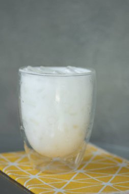 Bir bardak taze süt. Bir bardak süt.