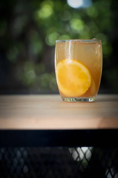 여름에는 포도와 오렌지를 곁들인 음료를 마신다 — 스톡 사진