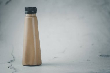 Arka planda plastik şişeyle Mocha kahvesi.