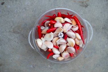 Sıcak kırmızı biber ve sarımsak karıştırıcıda Tayland yemeği pişirmeye hazır olun.