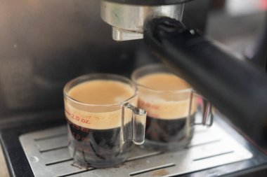 Çift espresso ticari bir makineden yapılıyor, yüzeysel alan derinliği.